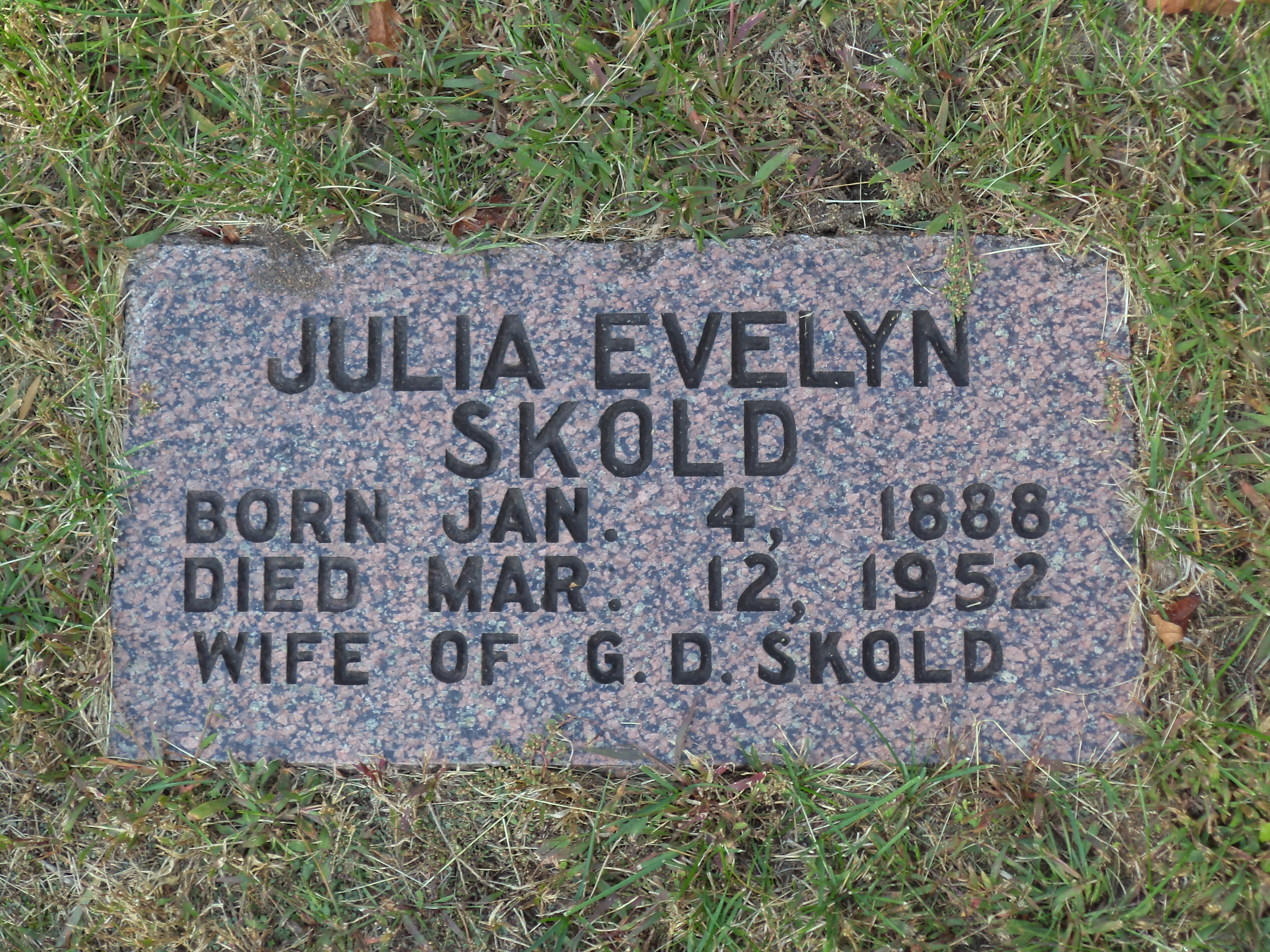 Julia Skold's (1888-1952) gravsten på kyrkogården Riverside cemetery i Monticello, Minnesota