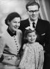 Carl-Anders och Karin Hallenberg (farfar och farmor), med dottern Catharina, ca 1950