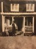 Ernst och Carl-Anders utanför farfarsgården, sittandes tv Margit (fd Adin) och th August, Hallarum ca 1924