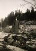 Evert 30 år är på besök hemma i Attholmen 1945