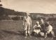 Farfar Carl-Anders, hans bror Per-Jonas och deras far Ernst samt hunden Vofsi, foto från familjens besök i Lindor år 1924