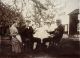 Fika i trädgården i Hallarum, fr v, Anna Ericsson, Alexius Vesterdahl, Ernst Hallenberg, Gertrud Vesterdahl, Hanna fd Söderberg, Petter Andersson, Okänt årtal