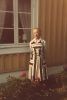 Karin Hallenberg framför huset i Halllarum