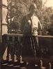 Karin Hallenberg (d. ä.) står på balkongen till lägenheten på Promenaden, bilden är tagen omkring 1925
