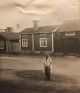 Mamma Karin och lille Carl-Anders står vid Gettorget ca 1921.