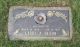 Larry Olson's gravsten på kyrkogården Sunset Ridge Memorial Park i Kenosha, Wisconsin