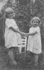 Margit 6 år, och Helga 4 år, foto från början av 20-talet