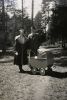 Mormors syster Ellen (Jansson) och hennes make John Wassberg omkring år 1938, i barnvagnen ligger deras nyfödda pojke Janne