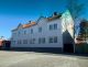 På nedervåningen i det här huset, som ligger vid Gettorget, bodde Ernst och Karin Hallenbergs efter att de hade gift sig. Här fick de också sitt första barn, sonen Carl-Anders. Bliden är tagen 2019, men huset såg likadant ut då.