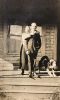 Syskonen John (Bert) Carlson (1900-1983) och Ruth A Carlson (1896-1964) på verandan till sina föräldrar John och Wilhelmina Carlsons farm i Monroe, Washington