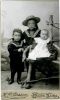 Syskonen Sjöns Jonsson i Djura ca 1900. Fr.v. 1) Oskar (1897-1964), 2) Gustaf (1894-1968) , 3) Karin (1899-1901)