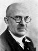 Victor Petersson (f 1889, Torhamn), gift med Alma Matilda Andersson (f 1892, Torhamn), barnbarn till farfars farfars kusin Charlotta Jonasdotter (f 1823, Torhamn)